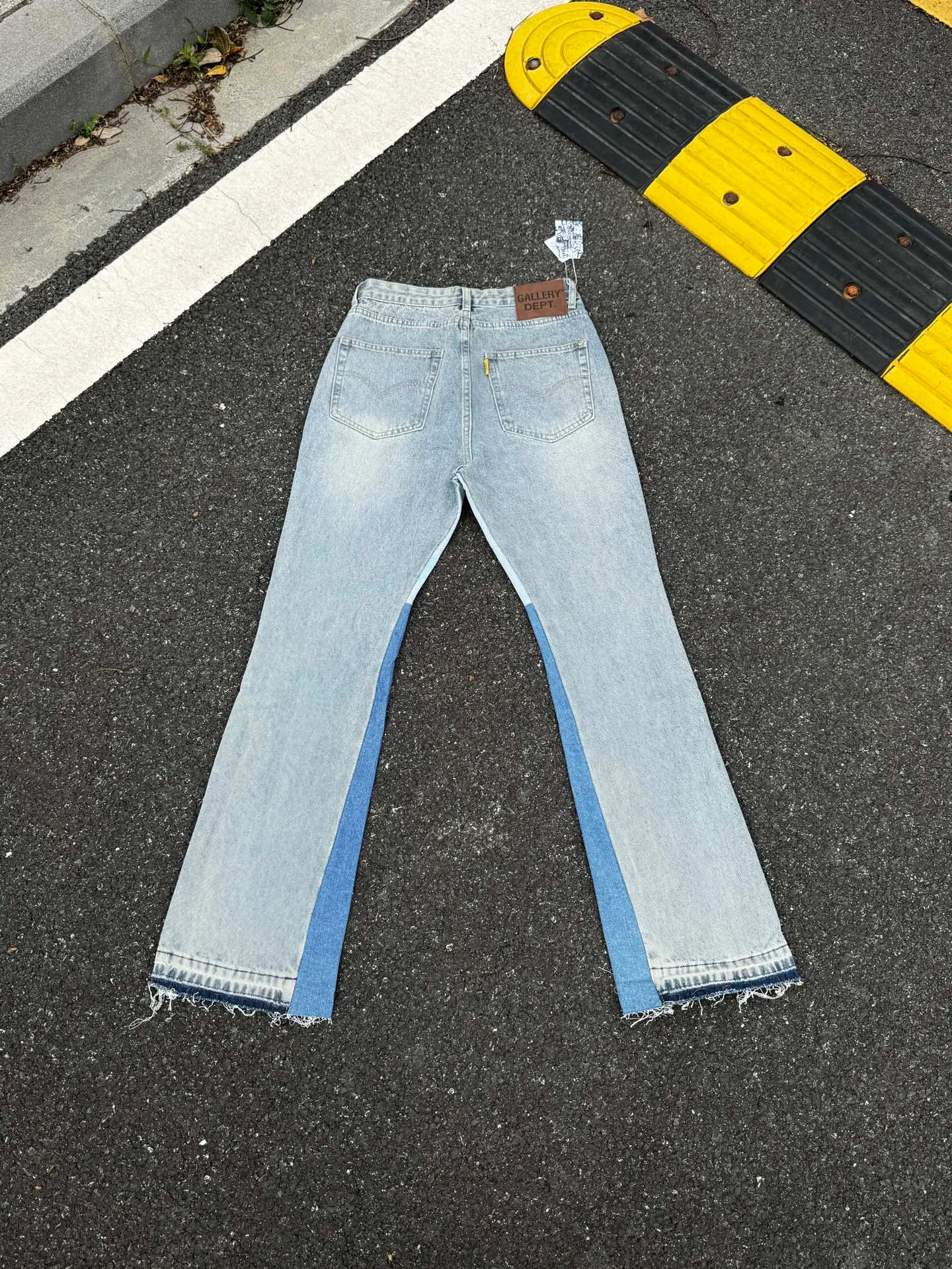 P246💰G11 GALLERY DEPT. Denim bell-bottoms, washed and distressed spliced ​​jeans. GALLERY is attracted by these bell-bottoms. Whether it is a reset of Carhartt or Levis, it creates a strong brand style. Since these pants are modified from rare vintage, the production capacity is limited. Therefore, after many icons wore them, these pants were once hard to find. Later, perhaps due to the improvement of GD's business in the past two years and the expansion of production lines, the brand itself lowered the price, so I can't wait any longer for these pants this year and will definitely buy them. During the process of the denim washing plant, the owner of the washing plant helped introduce a boss who had worked for Levi's foundry and started his own business. This also paved the way for the following styles. Therefore, Levi's remodeled single product for the base plate is really familiar. Whether it is the fabrics supplied or the lathes used in production, there is nothing to choose from. -Color: blue -Size: S-XXL (corresponding to 28-36)